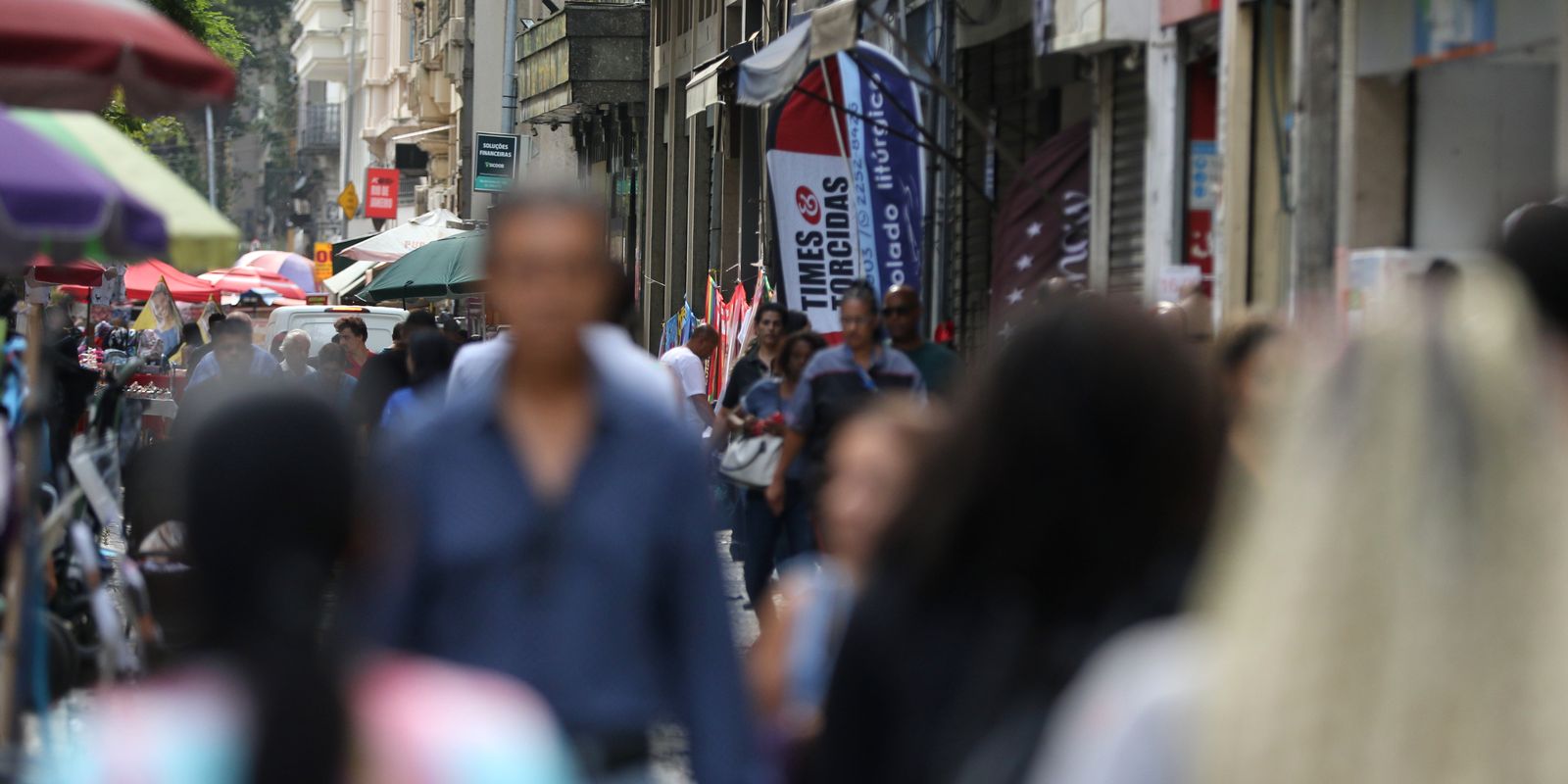 Desemprego de pretos é 55% maior que o de brancos, aponta IBGE, destacando desigualdade racial
