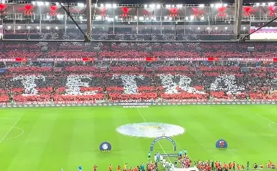 Torcida do Flamengo provoca Palmeiras com referências à Libertadores no Maracanã