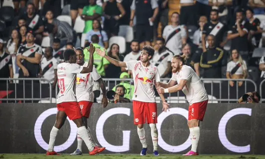 Red Bull Bragantino vence o Vasco e se aproxima do G4 do Brasileirão