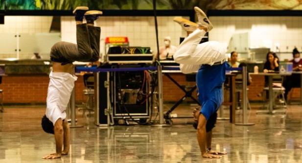 Vivência de capoeira propõe brincadeiras corporais em Araraquara