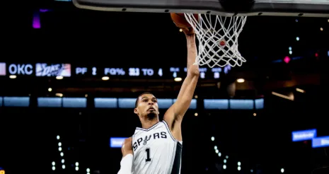 Wembanyama lidera Spurs em vitória crucial sobre Thunder e empata finais da Conferência Oeste