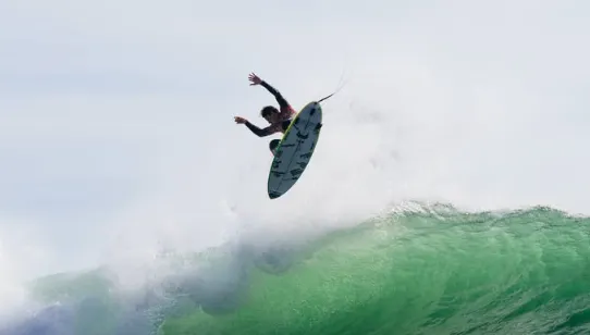 Yago Dora alcança a primeira nota 10 da WSL e avança às semifinais em Raglan