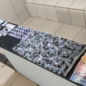 Adolescente é detido pela ROCAM com drogas em São Carlos 8 após fuga por telhados