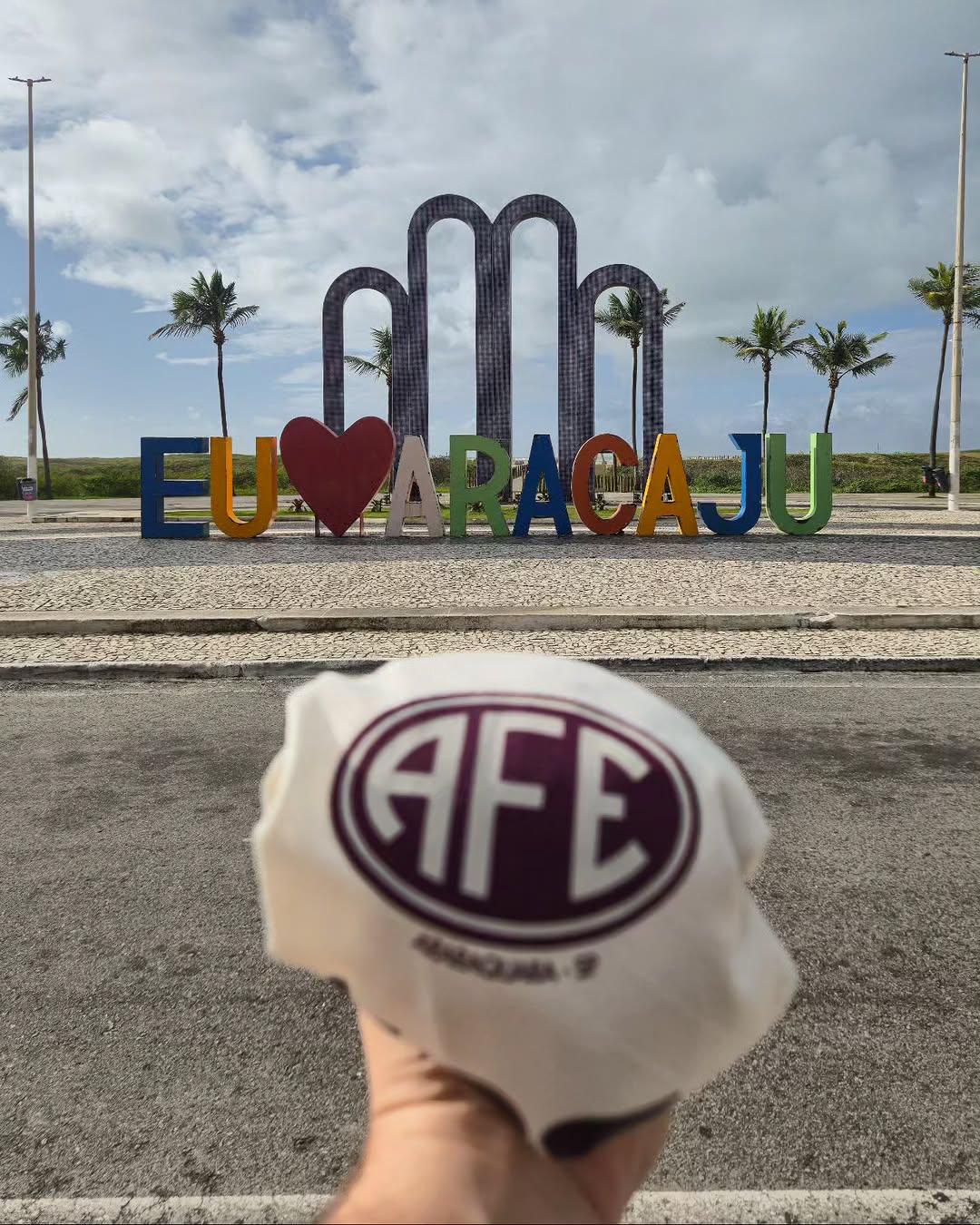 O manto da Ferroviária marca presença em Aracaju antes de confronto pela Série C