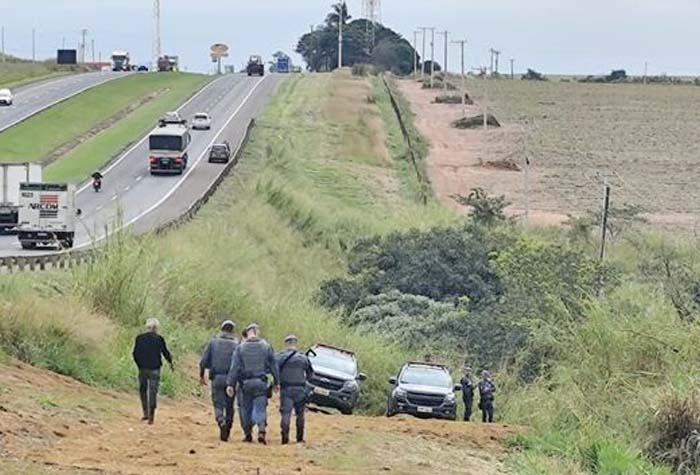 Dupla comete assalto em Araraquara e acaba interceptada pela Polícia Militar na rodovia SP-310