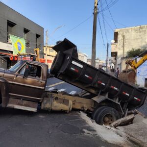 Caminhão afunda em São Carlos após solo ceder durante descarga de pedras