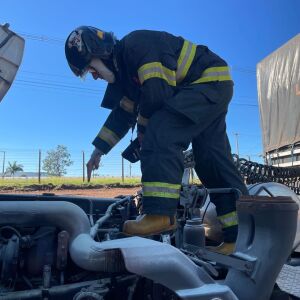 Caminhão carregado com pisos incendeia na Rodovia Washington Luís, mas motorista salva a carga