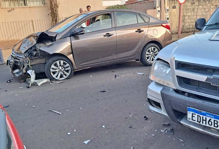 Caminhonete invade avenida José Bonifácio e provoca colisão em Araraquara