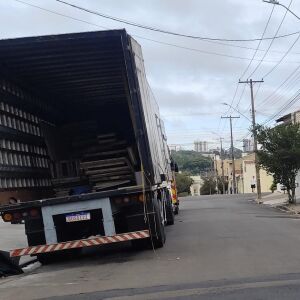 Dois trabalhadores ficam feridos em São Carlos durante descarregamento de caixotes