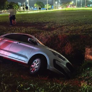 Veículo cai em valeta após acidente na rodovia SP-215 em São Carlos