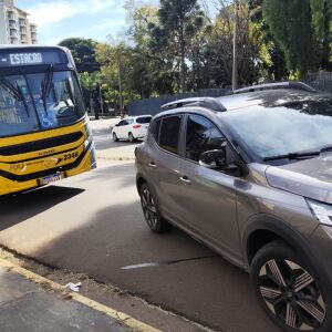 Colisão traseira: carro atinge ônibus coletivo em São Carlos