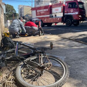 Casal fica gravemente ferido em acidente de bicicleta no Centro de São Carlos
