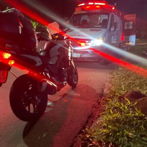 Casal sofre queda de motocicleta na Avenida Dr. José Reali, em São Carlos