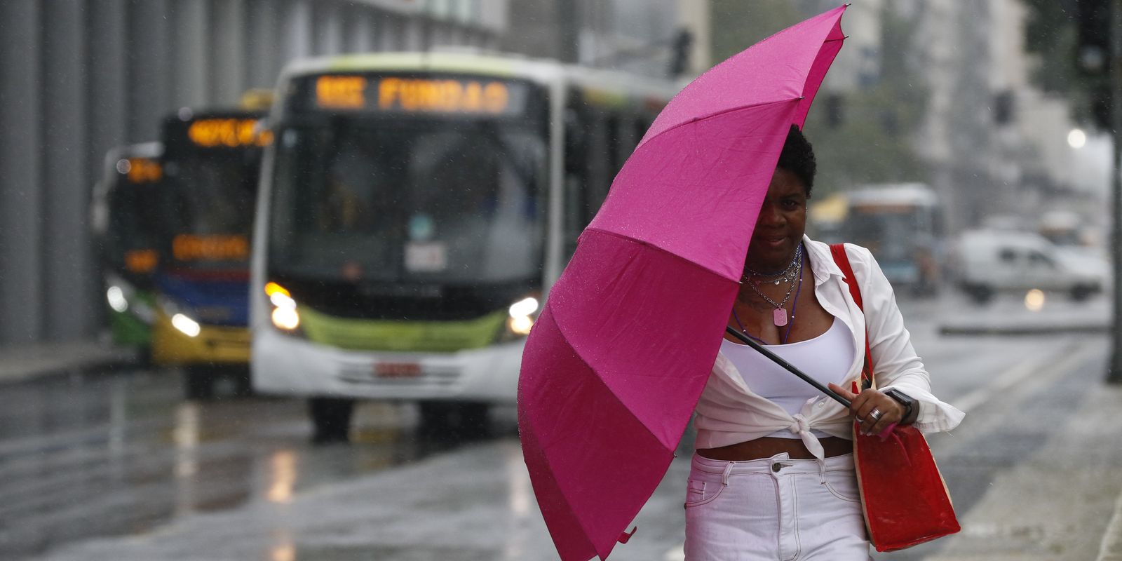 Chuva no Rio de Janeiro força cancelamento de show em evento de transmissão de jogo do Brasil