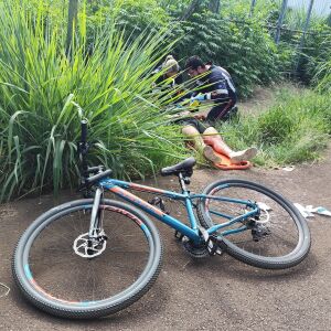 Ciclista de aplicativo sofre queda de bicicleta e fica ferido no Santa Mônica