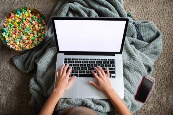 Como assistir séries grátis online sem cair em armadilhas de sites duvidosos