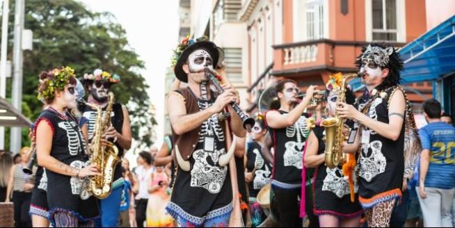 Cumbia Calavera leva cortejo latino inspirado na Fiesta de Muertos para Araraquara