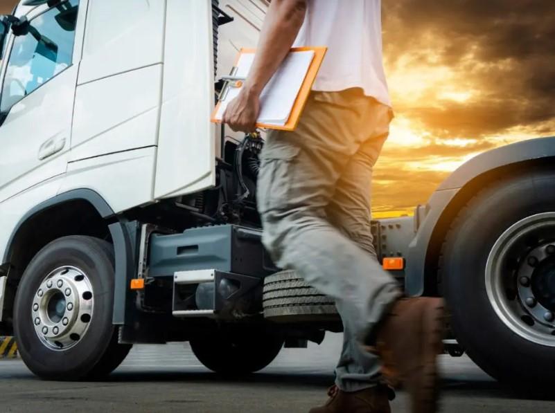 Desafios econômicos no transporte de caminhão e tendências futuras