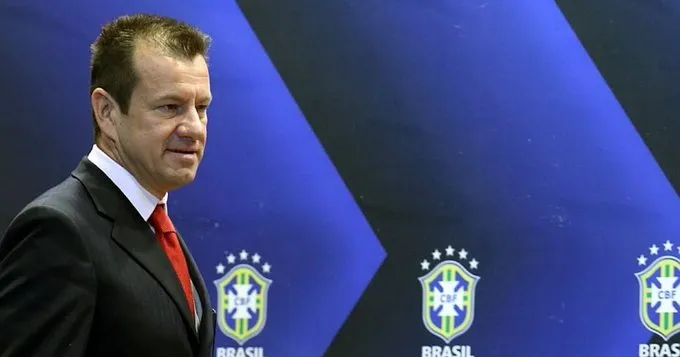 Dunga avalia Vinícius Júnior e o vê longe da faixa de capitão