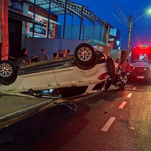 Acidente em São Carlos termina com Ecosport capotada e dois adolescentes feridos