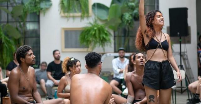 Espetáculo “Favela de Barro” debate memória, moradia e resistência nas periferias brasileiras
