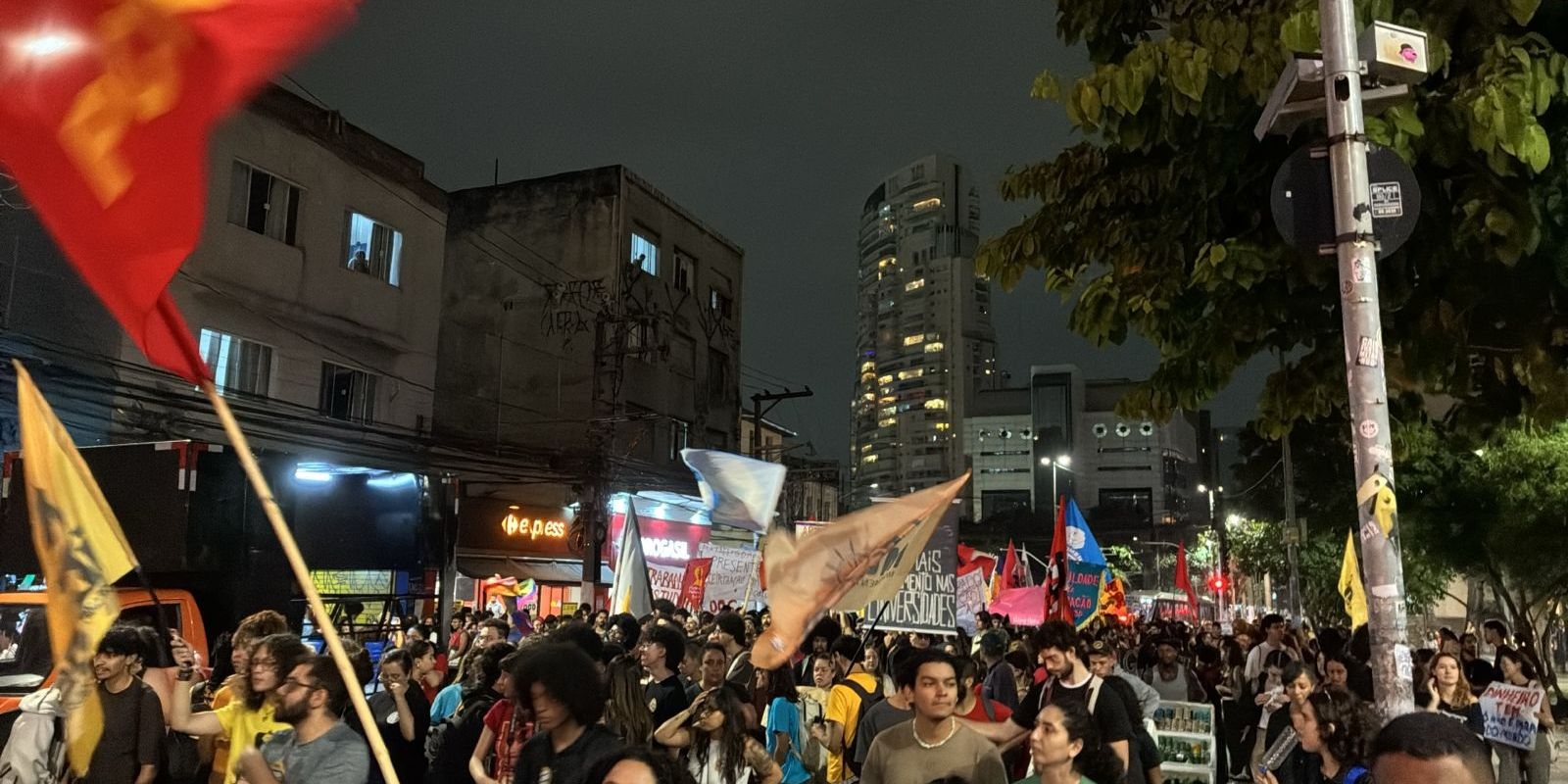 Estudantes protestam em São Paulo contra cortes em universidades públicas e por permanência estudantil