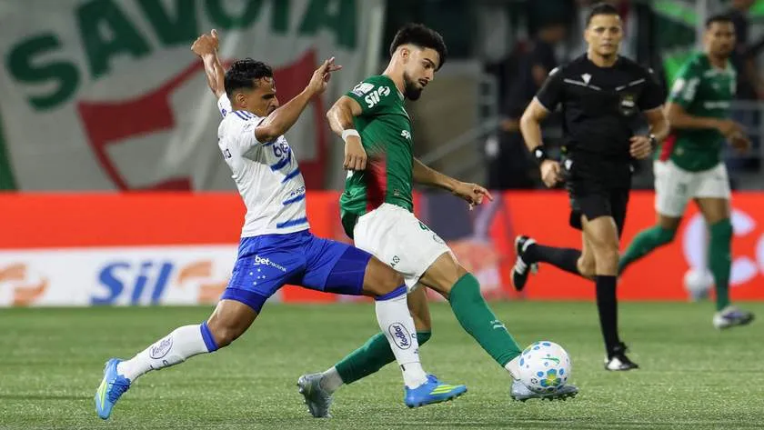 Palmeiras lidera o Brasileirão com desempenho exemplar, enquanto Chapecoense ocupa a lanterna