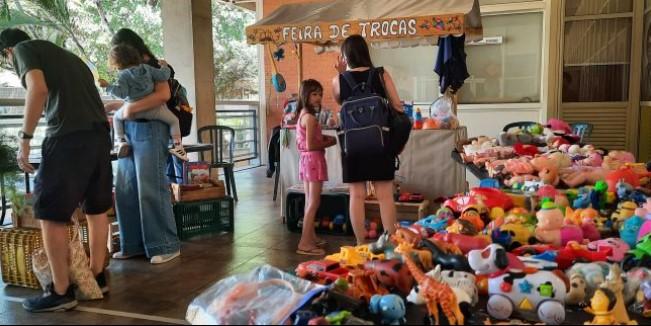 Feira de Trocas incentiva consumo consciente e reutilização de materiais em Araraquara