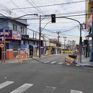 Fiação de telefonia em queda bloqueia Rua Antônio Blanco em São Carlos