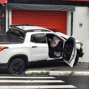Colisão em cruzamento de São Carlos leva Fiat Toro a invadir loja no Centro