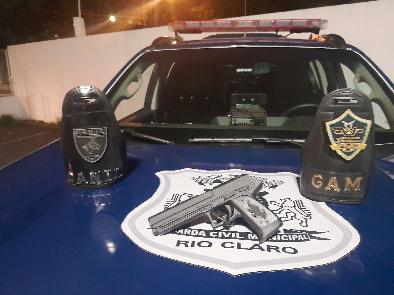 Homem detido por ameaçar crianças com arma falsa em São Paulo