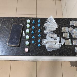 Homem é detido em São Carlos por tráfico de drogas após denúncia à Polícia Militar