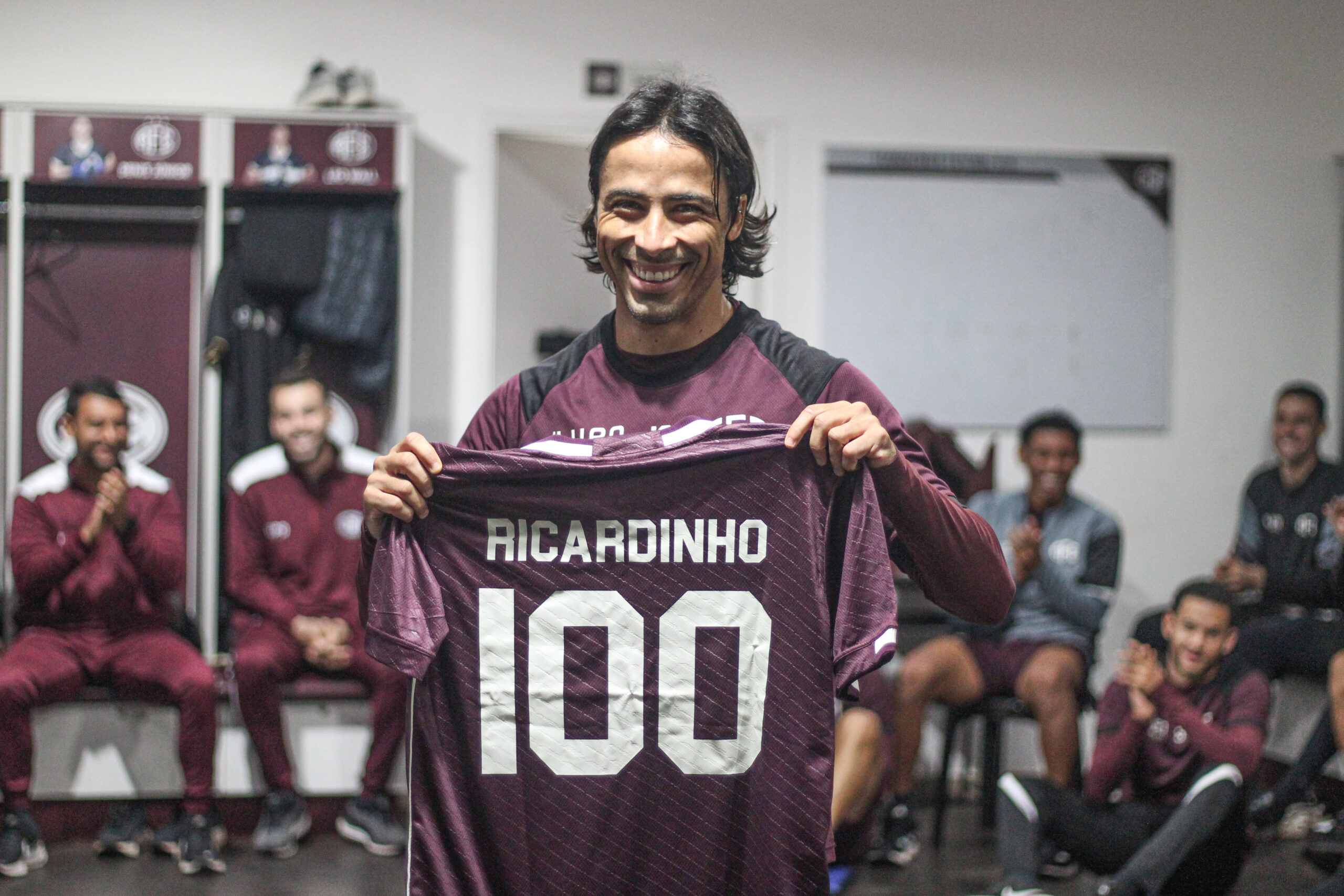 Ricardinho celebra 100 jogos pela Ferroviária e recebe homenagem marcante