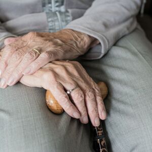 Idosa de 88 anos é hospitalizada com desnutrição severa; Polícia Civil investiga suspeita de maus-tratos