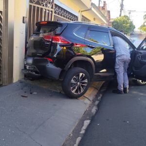 Motorista idoso perde controle de carro automático e atinge portão no Jardim Pacaembu