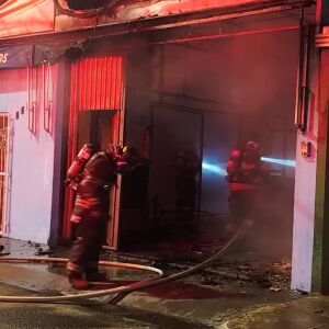 Grande incêndio destrói barracão e provoca desabamento em Santa Felícia, São Carlos
