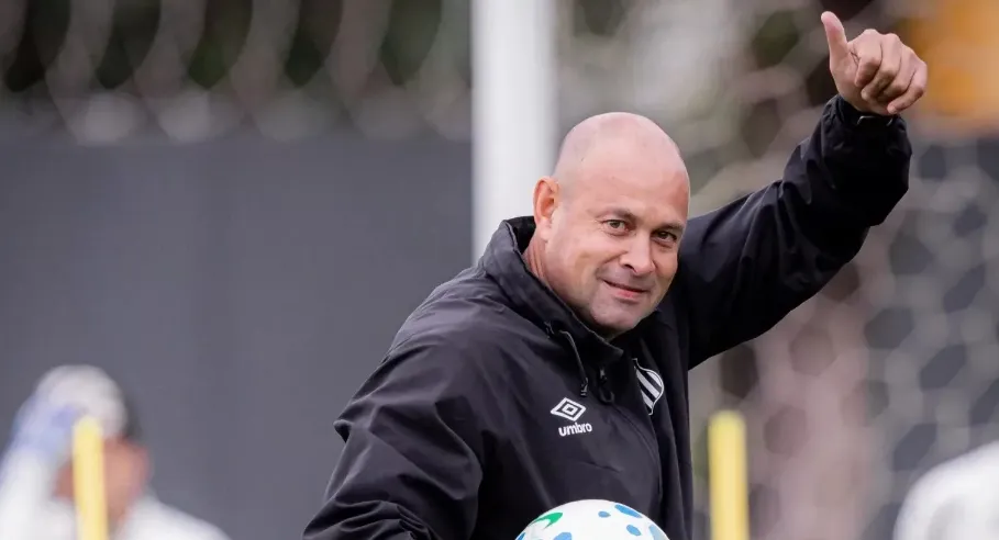 Internacional se aproxima de acerto com preparador de goleiros do Santos
