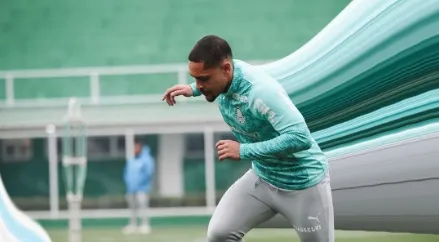 Elenco do Palmeiras realiza exames e avaliações físicas na reapresentação