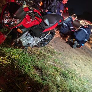Mãe e filho ficam feridos em queda de moto na Rodovia Washington Luís, em São Carlos