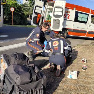 Motoboy de 19 anos sofre queda de motocicleta em São Carlos, próximo à USP I