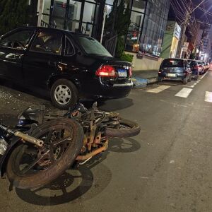 Motoboy fica ferido em acidente no Centro de São Carlos