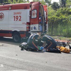 Motoboy pode ter fratura na perna após acidente com carro em São Carlos