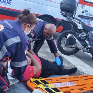 Motociclista ignora parada obrigatória e causa colisão com carro em São Carlos
