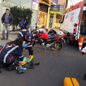 Acidente em São Carlos: colisão entre moto e carro deixa dois feridos na Vila Prado