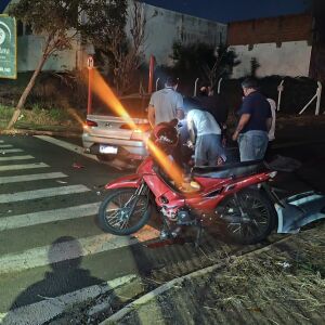 Acidente entre moto e carro deixa motociclista ferida em São Carlos