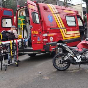 Motociclista fica ferida em colisão na região central de São Carlos