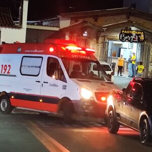 Motociclista sofre ferimentos após acidente com carro em cruzamento de São Carlos