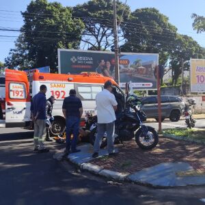 Motociclista sofre ferimentos após colisão com carro na Vila Prado, em São Carlos