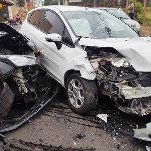 Motorista ignora parada obrigatória e causa acidente em Vila Celina