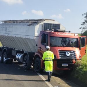 Motorista perde controle de caminhão após manobra proibida na SP-215